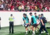 李源一严重受伤！跟队晒视频：球员赛后被担架抬离球场